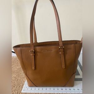 Michael Kors Aria Large Leather Tote Bag 
Pebble Embossed Leather
Zip Closure